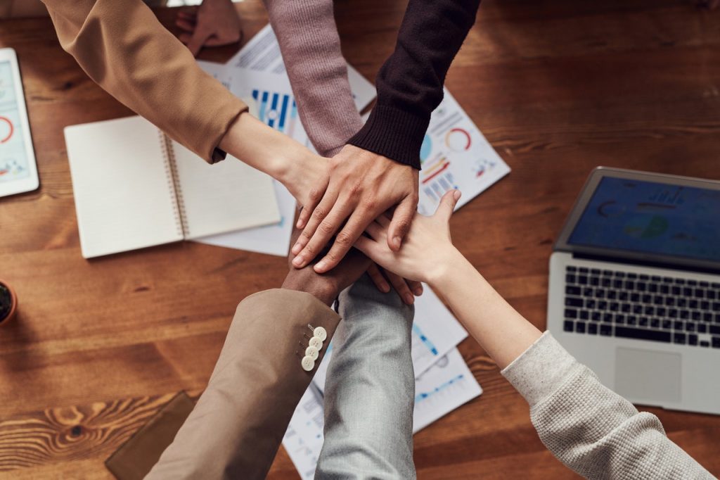 Team collega's samen tijdens een bedrijfsuitje met tips voor het organiseren van een succesvolle teambuilding activiteit