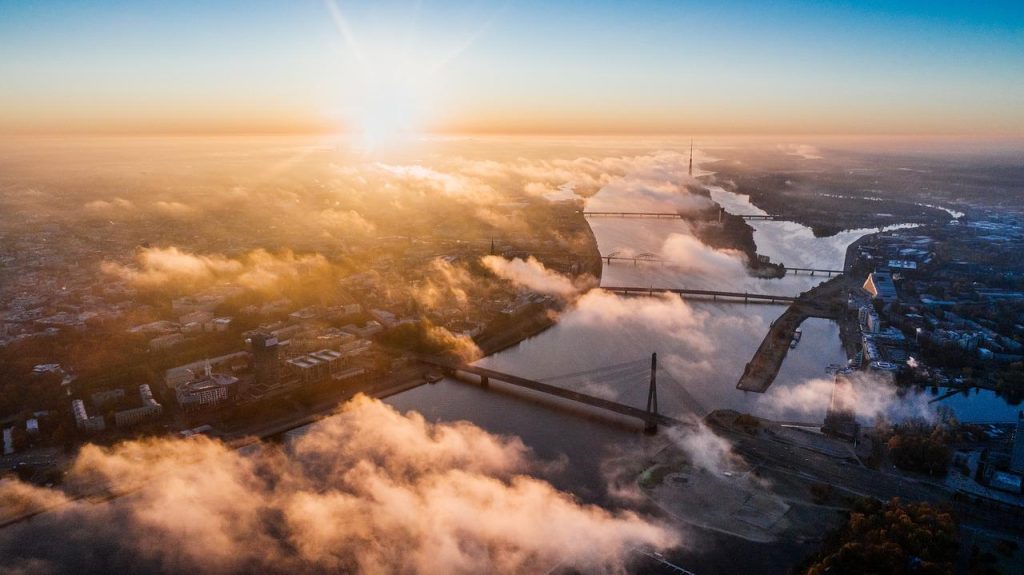 Keuze van dak voor het bedrijf: plat dak met zonnepanelen en groendak opties