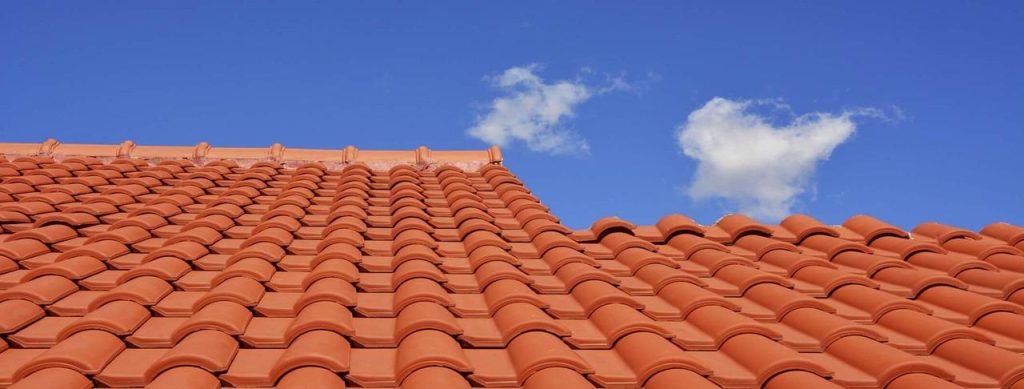 Vakspecialist voert valbeveiliging uit met harnas en veiligheidssystemen op dak in Boechout