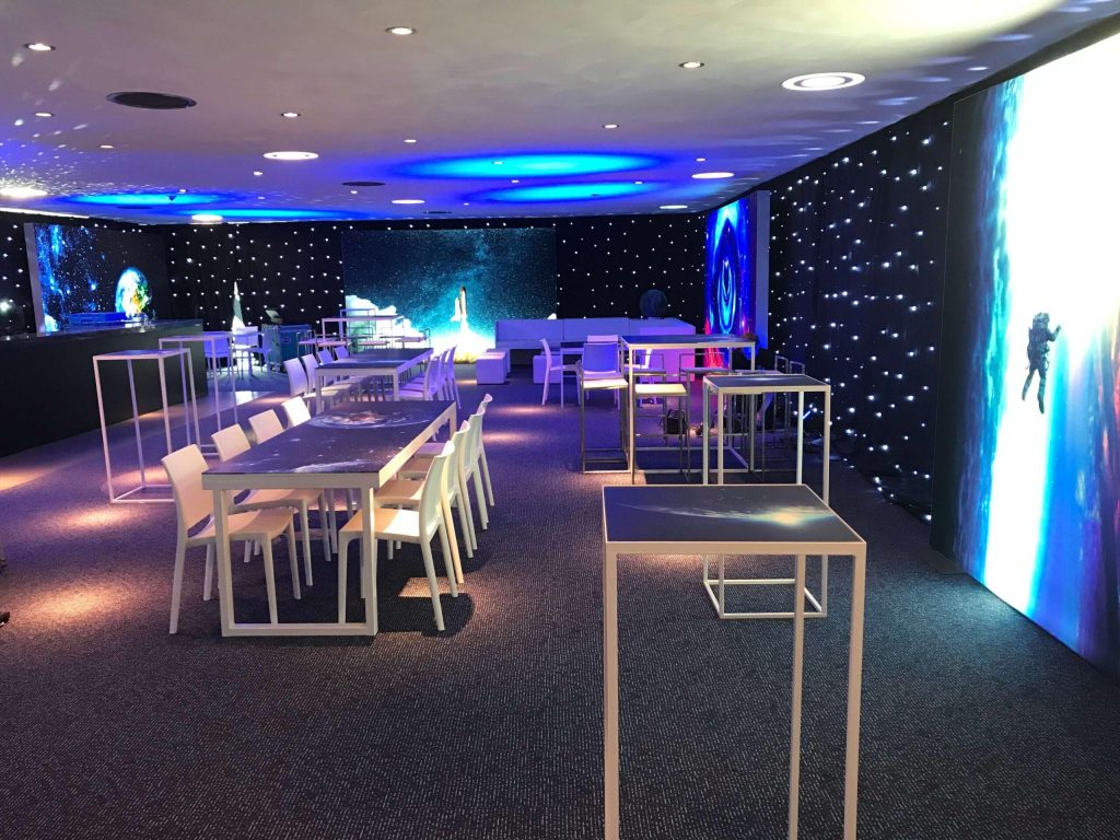 Professionele decoratiebureau diensten voor themadecoratie en aankleding van feestzalen met meubilair en verlichting