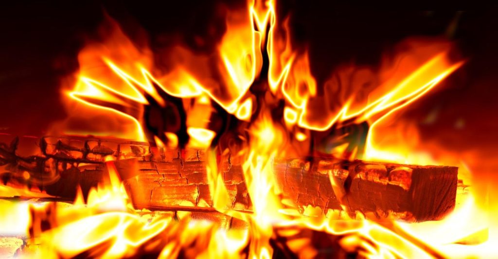 Brandhout gestapeld voor warmte in huis - hardhout en briketten voor efficiënt haardvuur