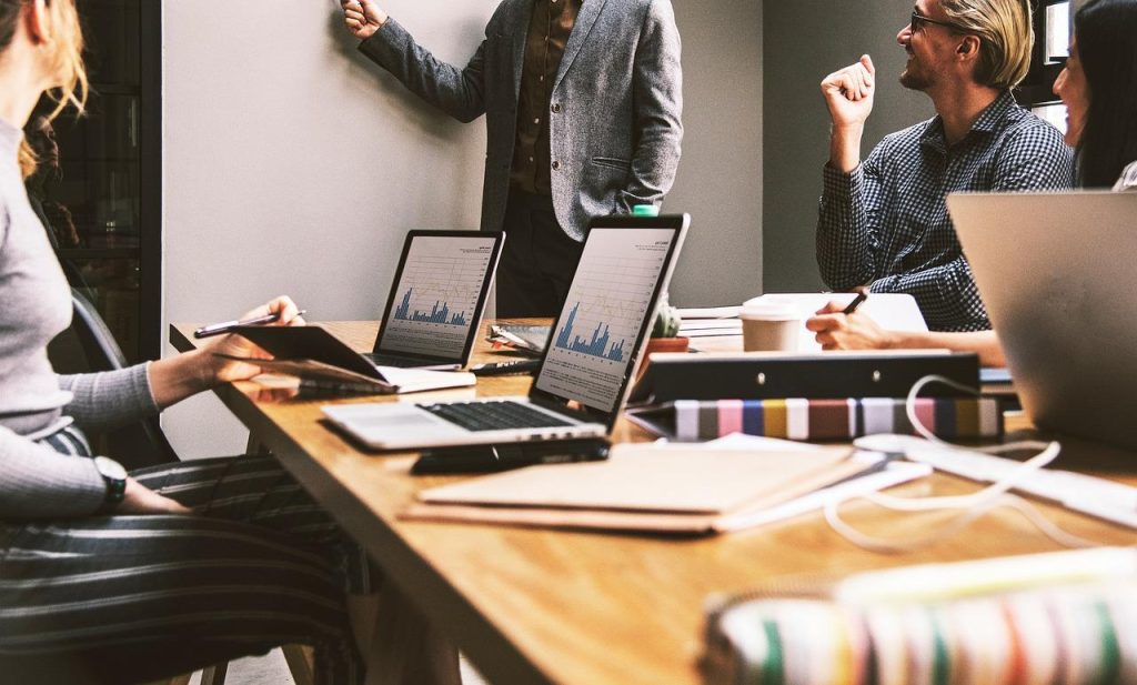 Interimbureaus verbinden werkzoekenden met bedrijven op zoek naar tijdelijke medewerkers