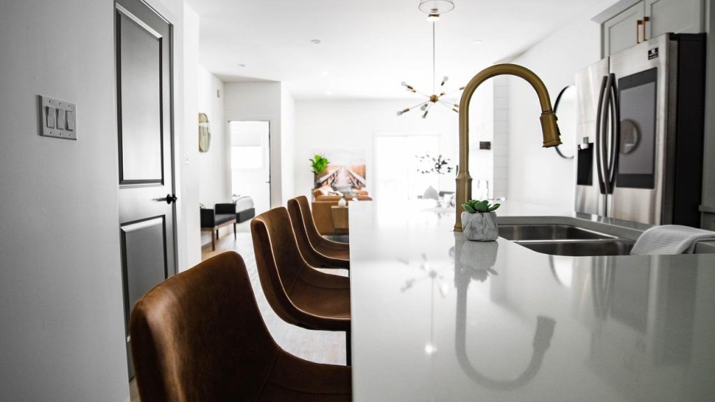 Prachtige moderne keuken met hoogwaardige apparatuur en stijlvolle details voor het kopen van een keuken