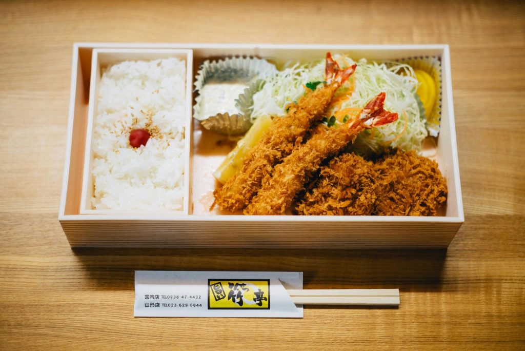 Japandi keuken met natuurlijke houten elementen, neutrale tinten en minimalistische design die rust en functionaliteit combin