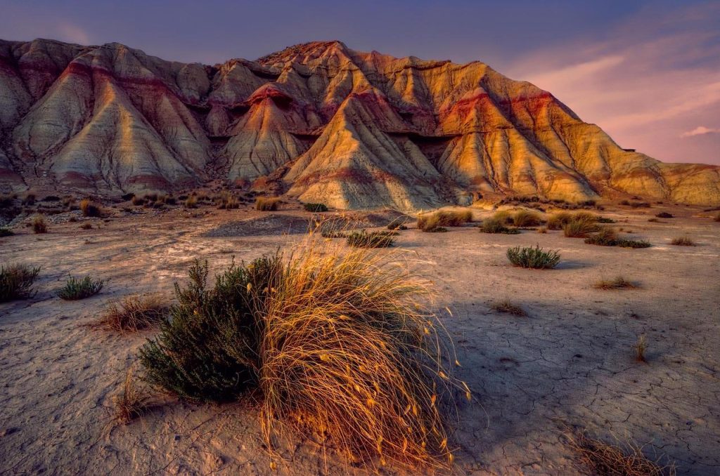 Dramatische rotsformaties en kale vlaktes van Bardenas Reales woestijnlandschap in Noord-Spanje met karakteristieke cabezos h
