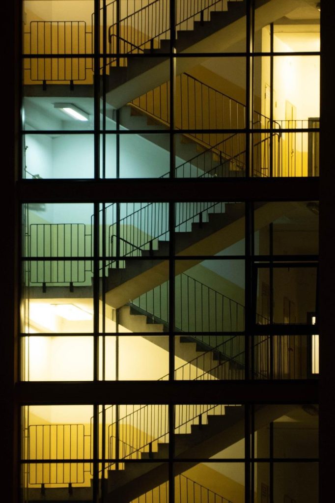 Moderne steektrap met minimalistisch design en geïntegreerde LED-verlichting in compacte woonruimte
