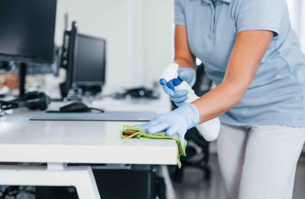 Professionele schoonmaak van kantoren met focus op dagelijkse netheid en hygiëne van werkruimtes